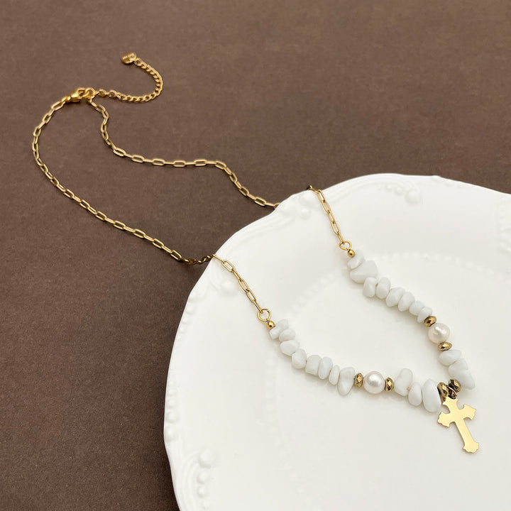 Collana di giada bianca irregolare con croce di ghiaia fatta a mano con perline Olivenorma