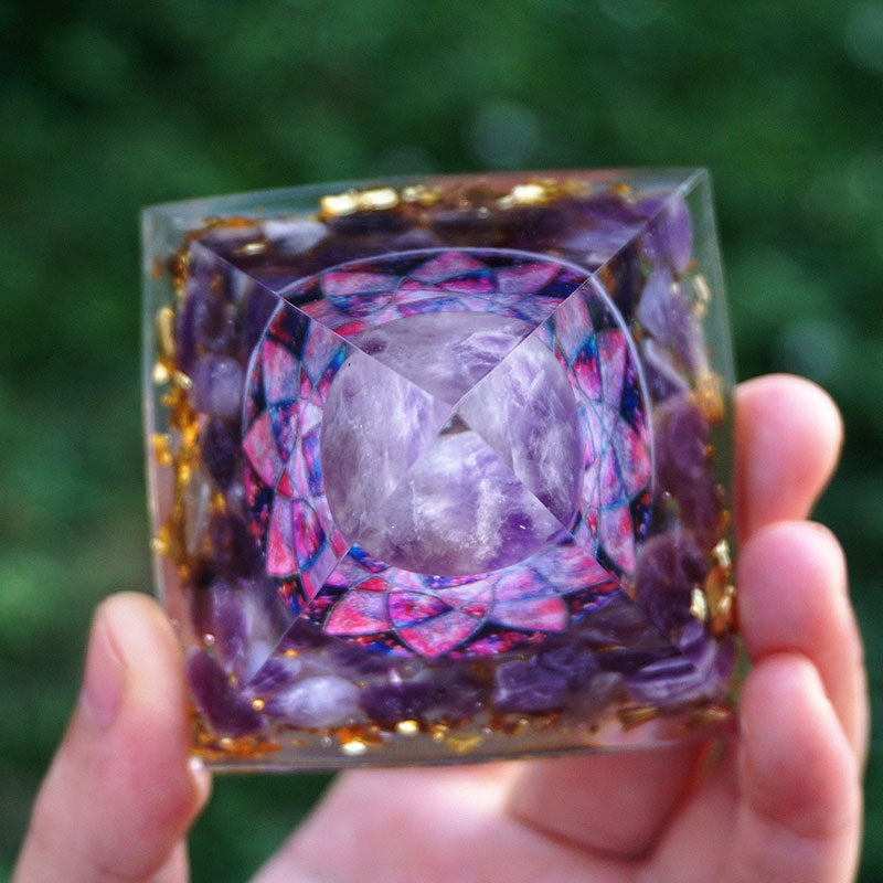 Sfera di ametista Olivenorma con cristalli di ametista Piramide di orgone 