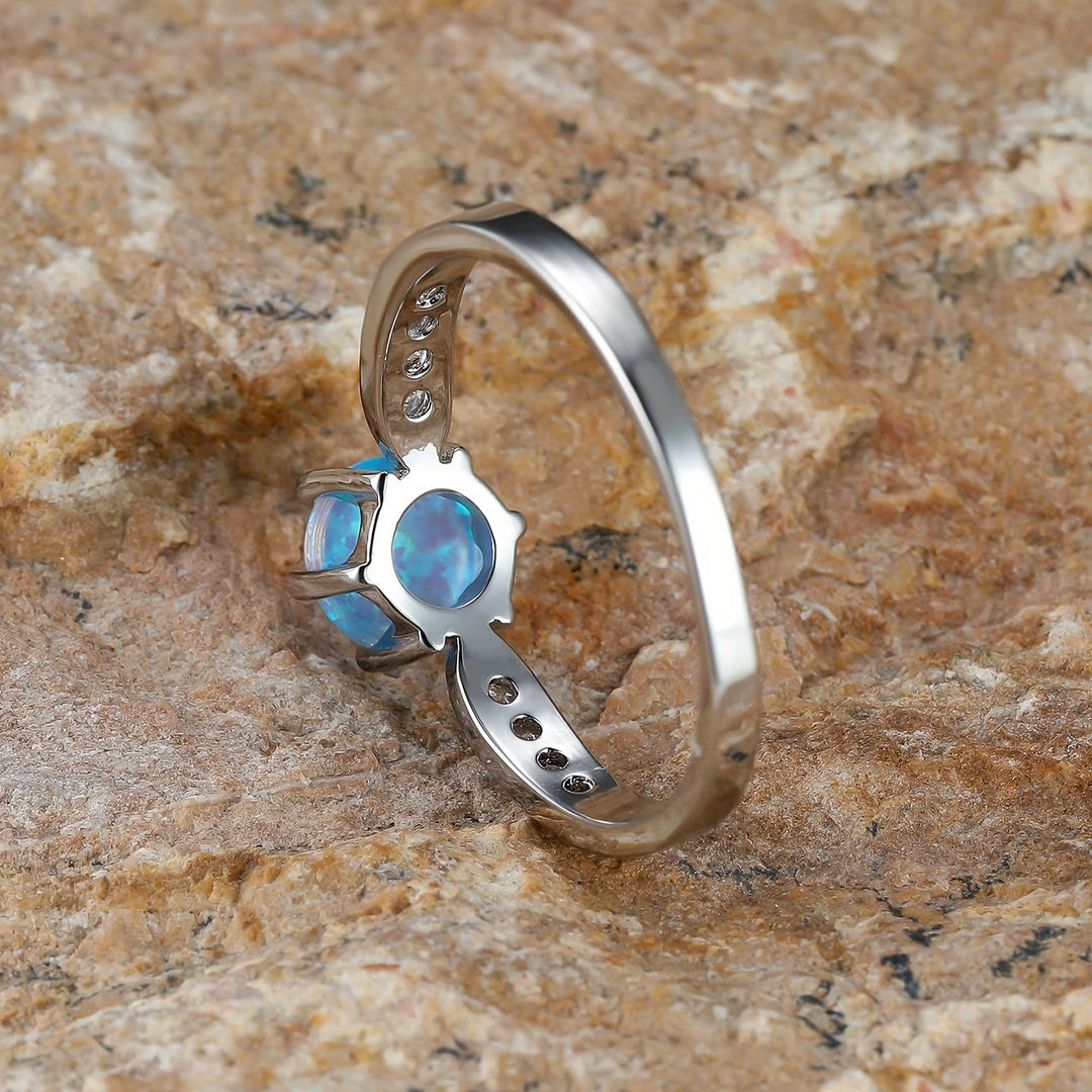 Anello Olivenorma con fascia a sei griffe e bordo in opale rotondo