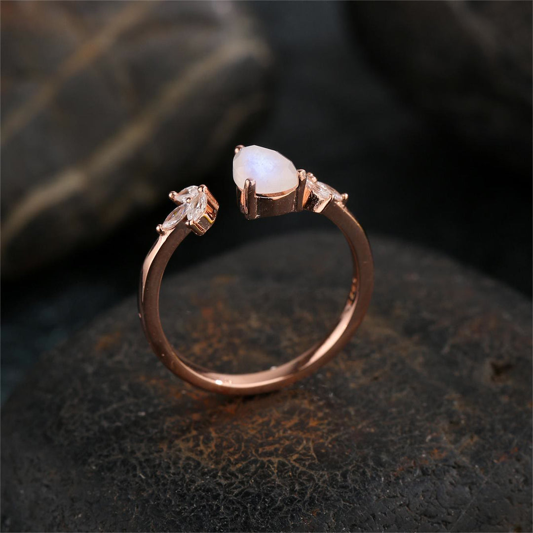 Anello regolabile Olivenorma con foglia di zircone bianco e pietra di luna sfaccettata