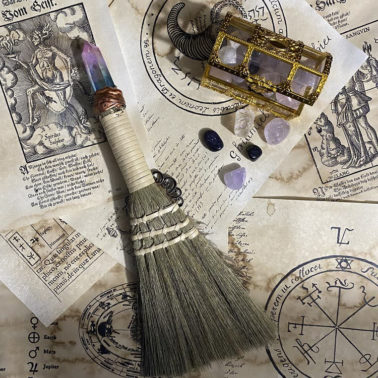 Ornamento rituale della strega della scopa di cristallo Olivenorma