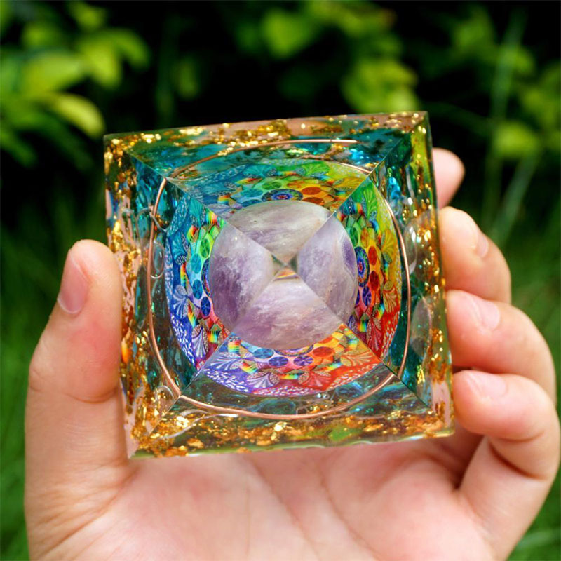 Sfera di cristallo di ametista Olivenorma con piramide di orgone di quarzo blu 