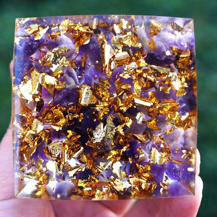 Sfera di ametista Olivenorma con cristalli di ametista Piramide di orgone 