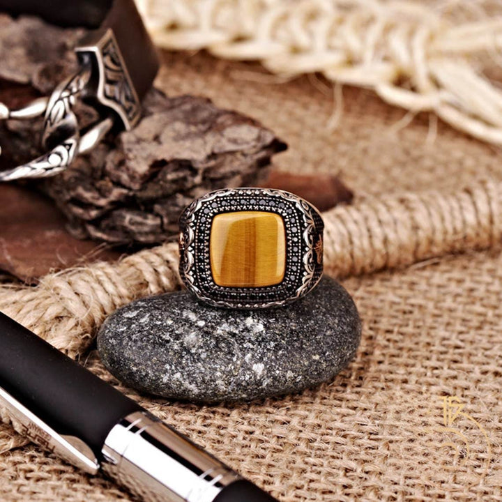 Anello da uomo Olivenorma in metallo con occhio di tigre inciso