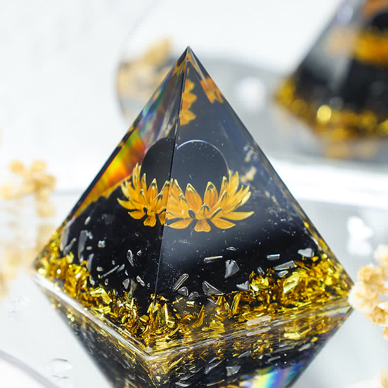 Olivenorma "Luce nell'oscurità" - Piramide di orgone di loto in onice nero