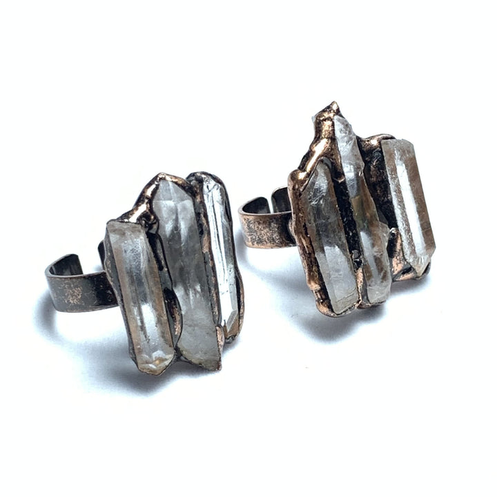 Anello regolabile con combinazione tripla irregolare in quarzo ialino naturale Olivenorma