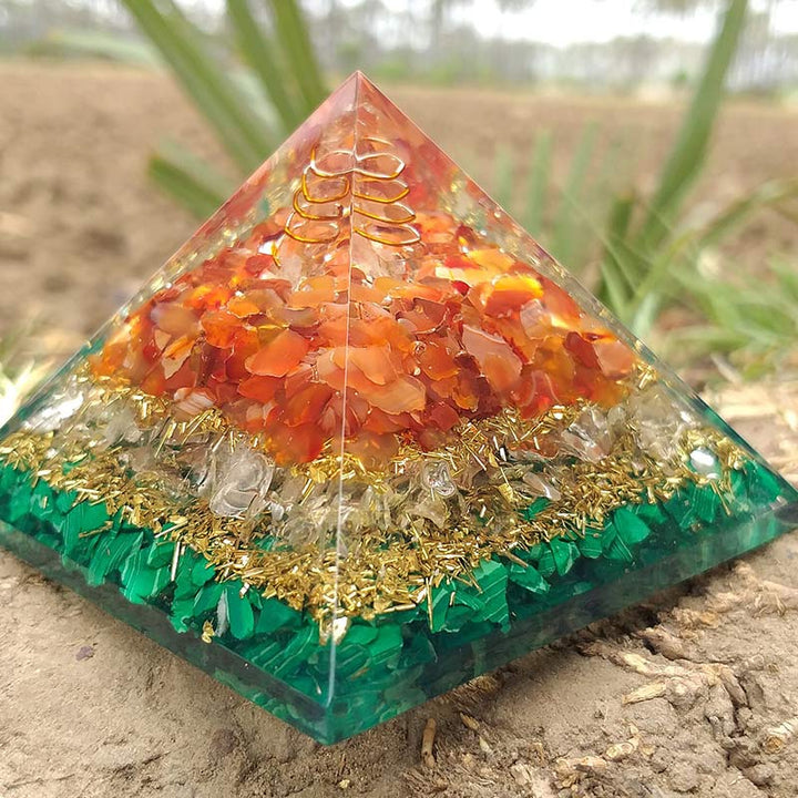 Pilastro di quarzo trasparente Olivenorma con piramide di orgone di malachite