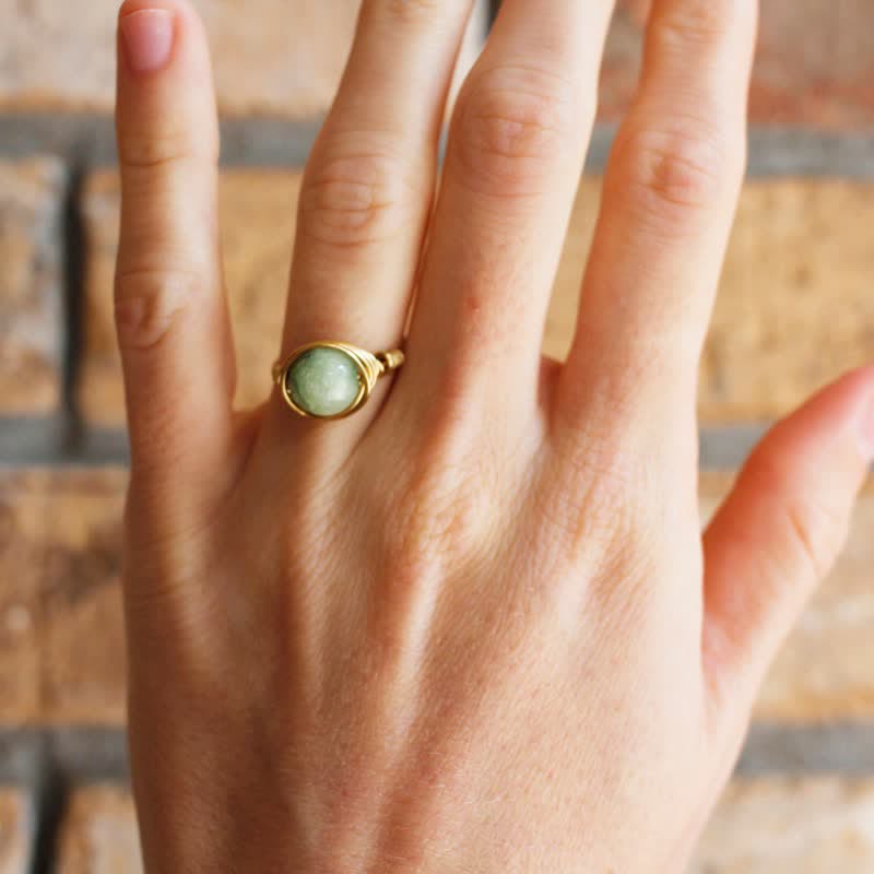 Anello di cristallo curativo avvolto in filo