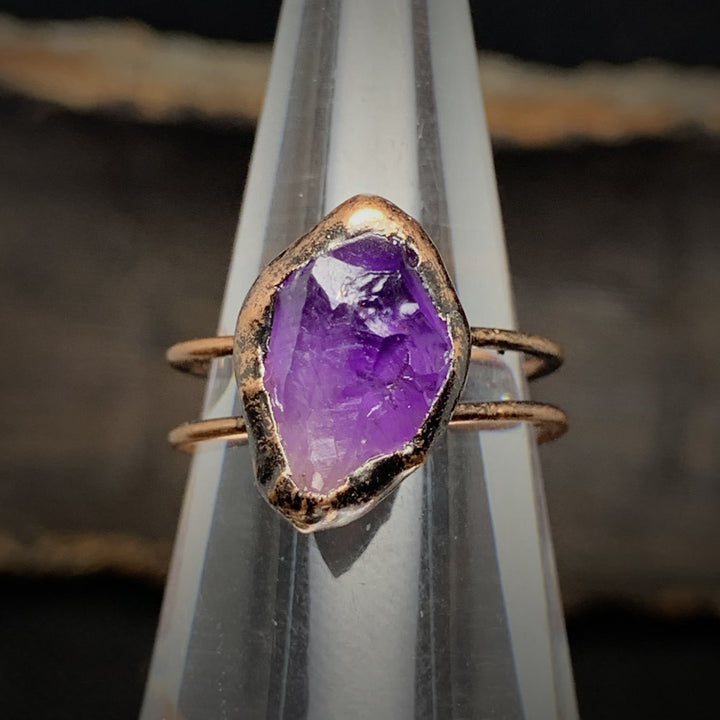 Anello regolabile Olivenorma con dodici pietre portafortuna in pietra grezza irregolare naturale 