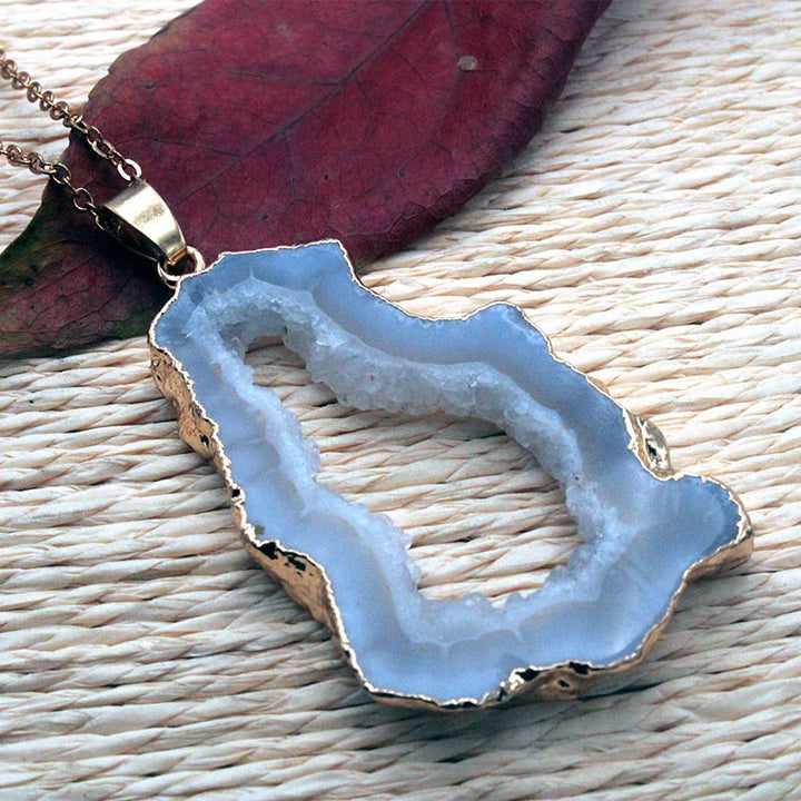 Ciondolo in geode di cristallo naturale