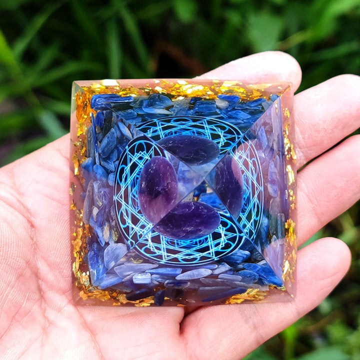 Piramide di Orgone con Cianite Olivenorma e Sfera di Ametista