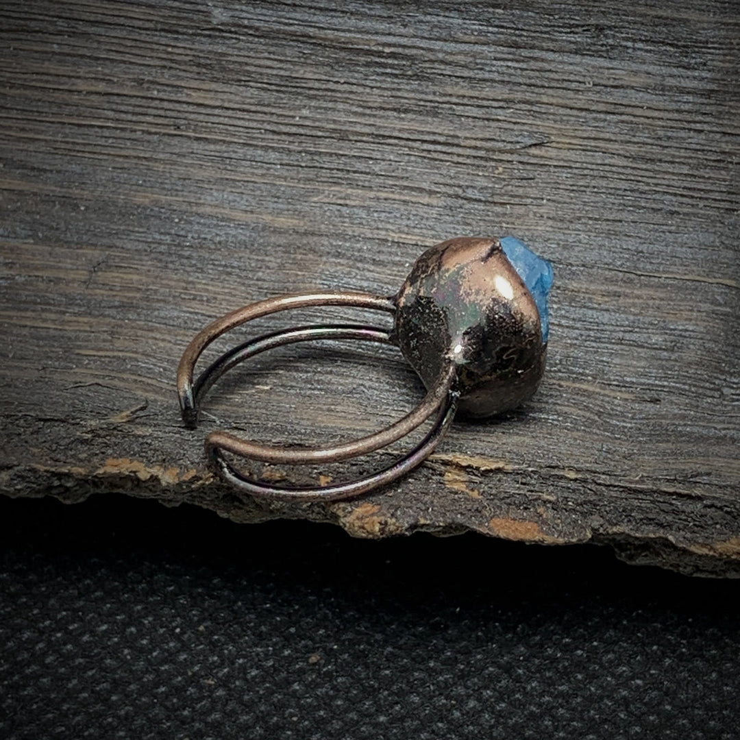 Anello regolabile Olivenorma con dodici pietre portafortuna in pietra grezza irregolare naturale 