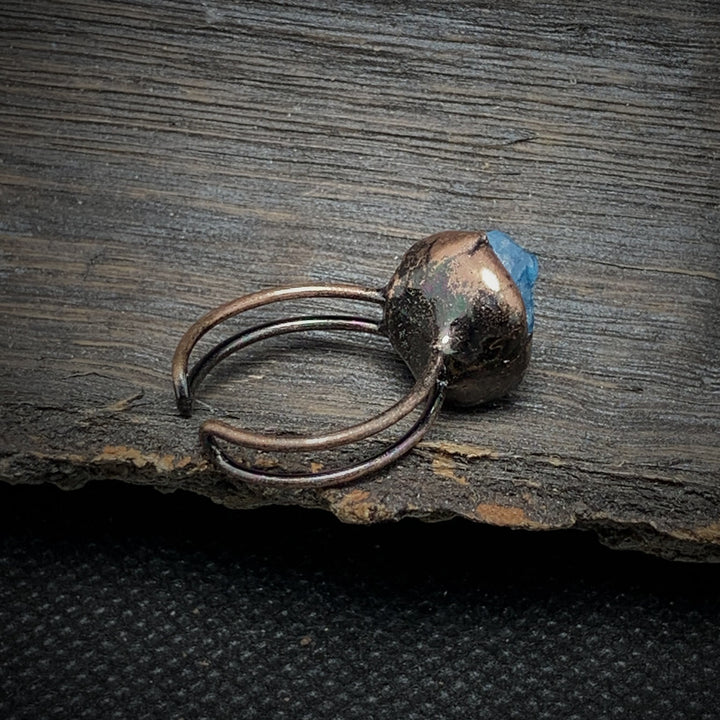 Anello regolabile Olivenorma con dodici pietre portafortuna in pietra grezza irregolare naturale 
