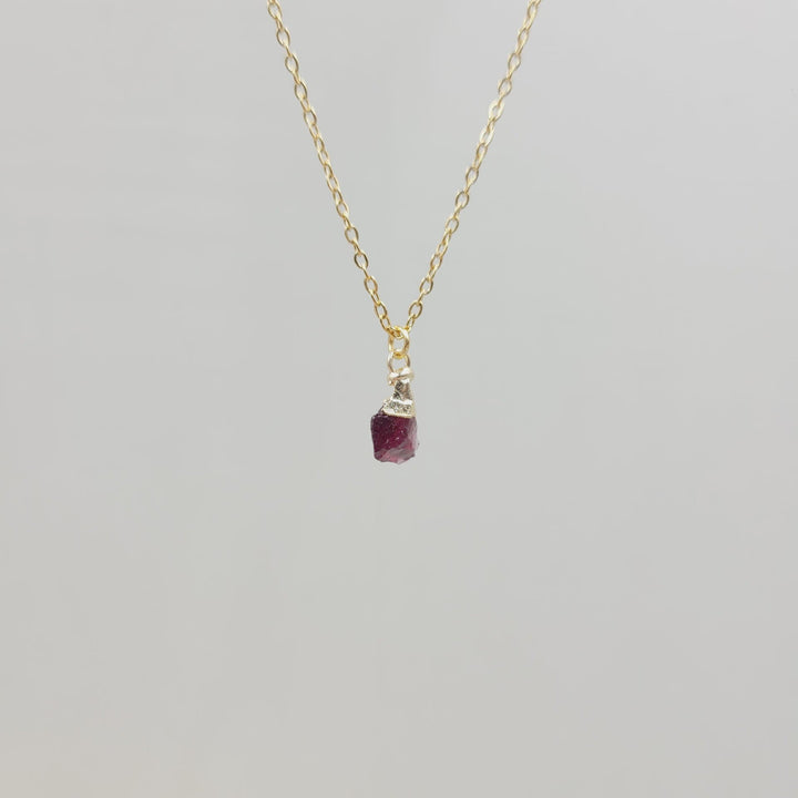 Collana con pietra preziosa grezza di cristallo irregolare Olivenorma 