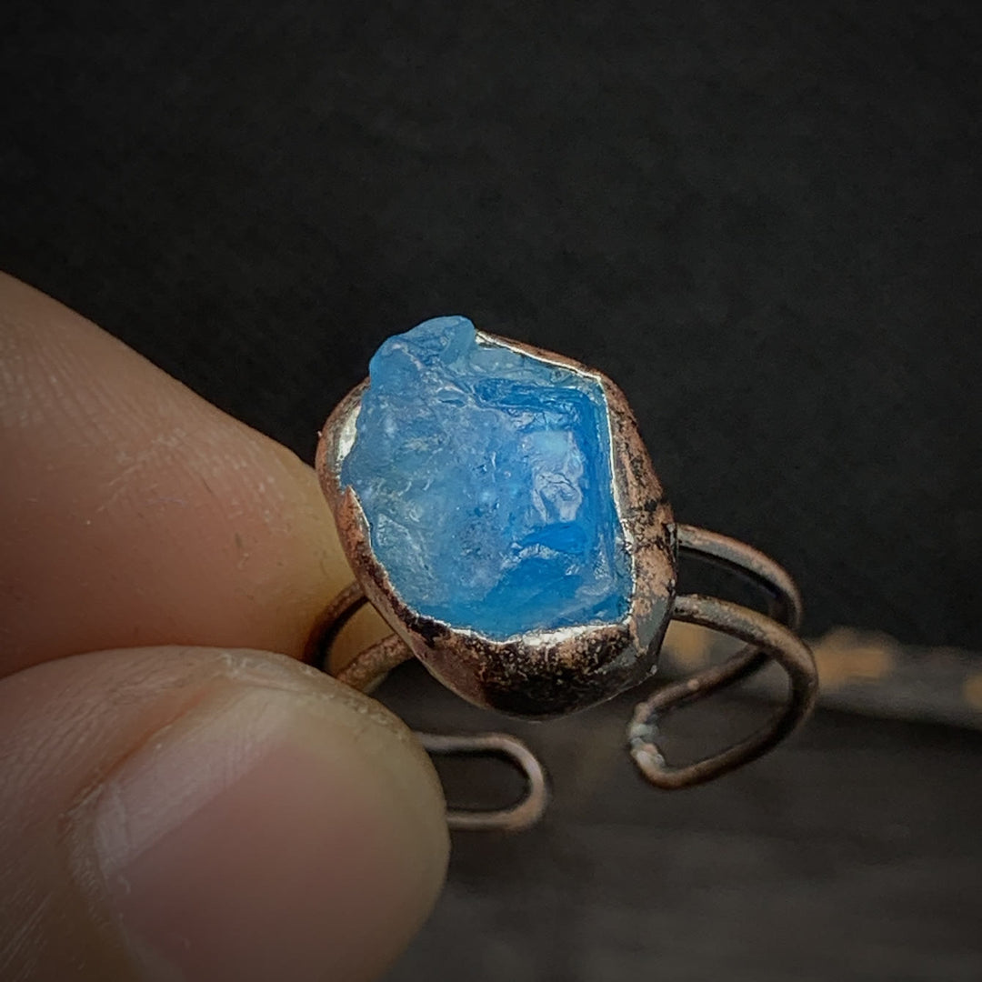 Anello regolabile Olivenorma con dodici pietre portafortuna in pietra grezza irregolare naturale 
