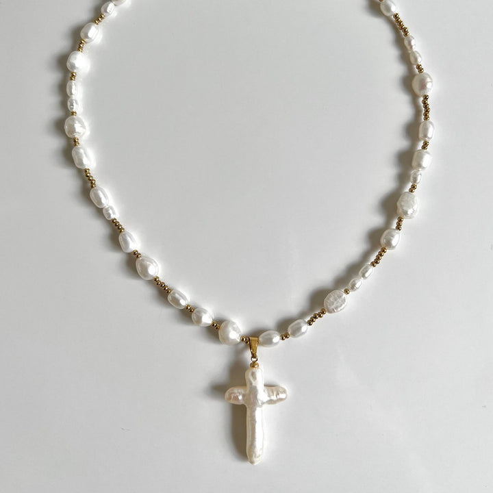 Collana con ciondolo a croce in perle d'acqua dolce Olivenorma