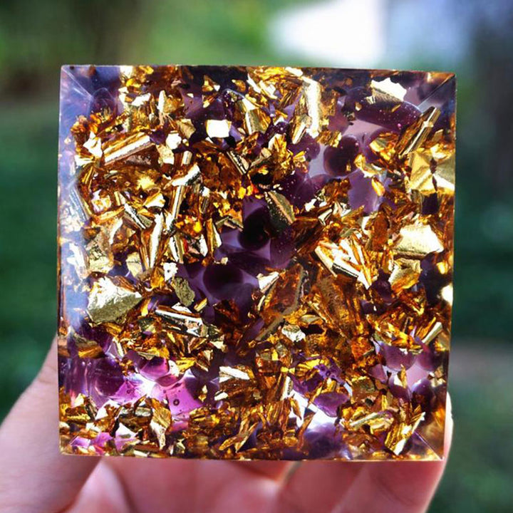 Sfera di lapislazzuli Olivenorma con piramide di orgone di ametista 