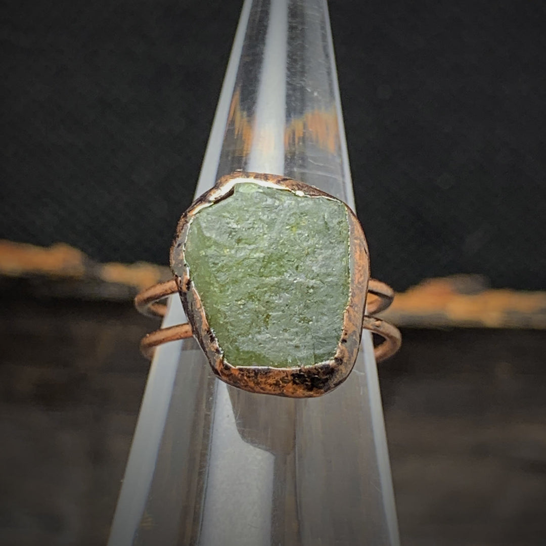 Anello regolabile Olivenorma con dodici pietre portafortuna in pietra grezza irregolare naturale 