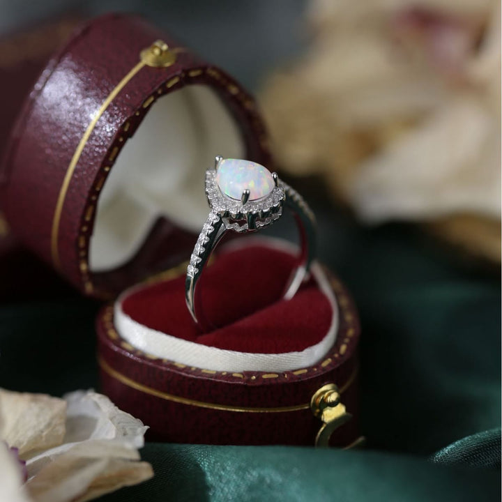 Anello di fidanzamento a tre punte con zircone bianco e opale a goccia Olivenorma 
