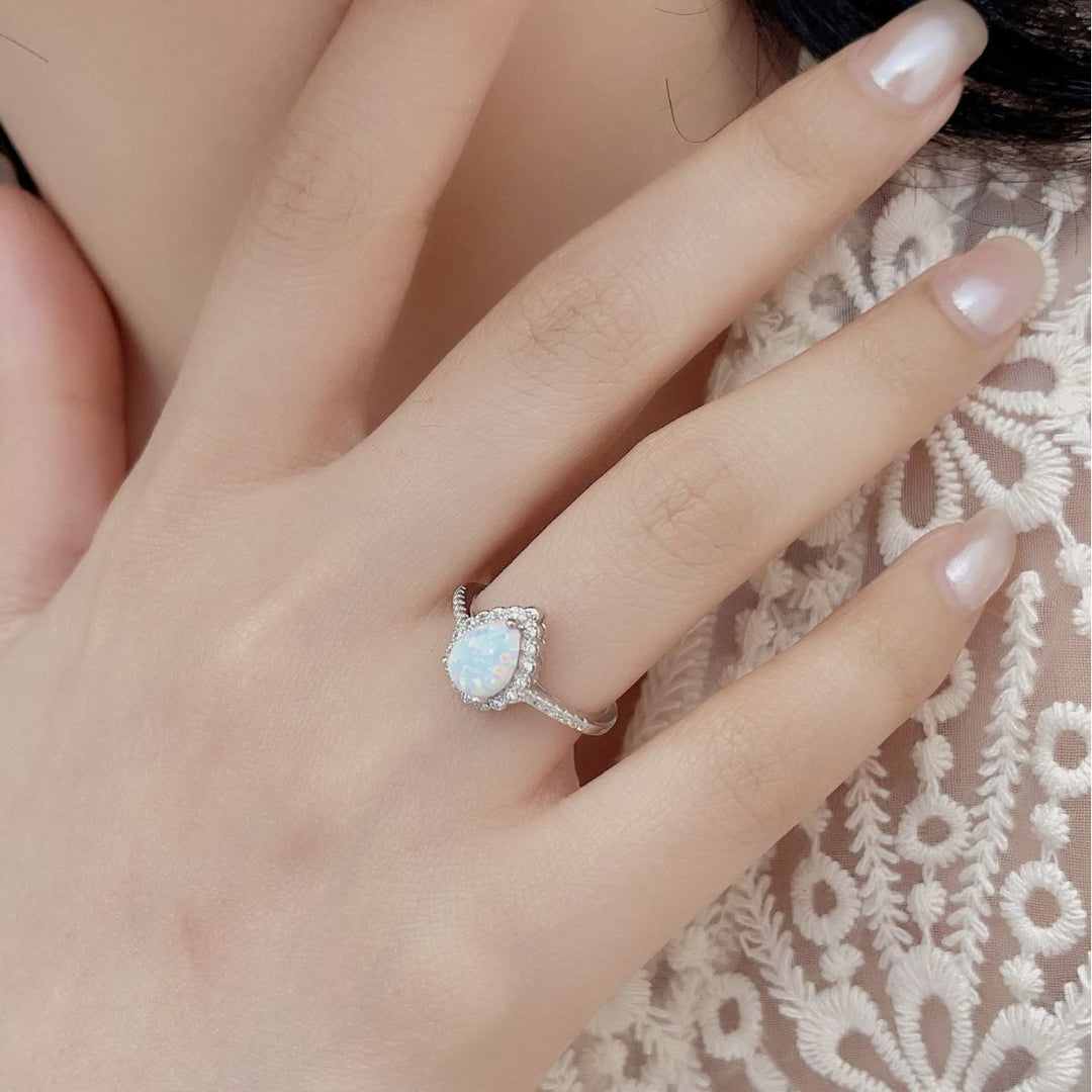 Anello di fidanzamento a tre punte con zircone bianco e opale a goccia Olivenorma 
