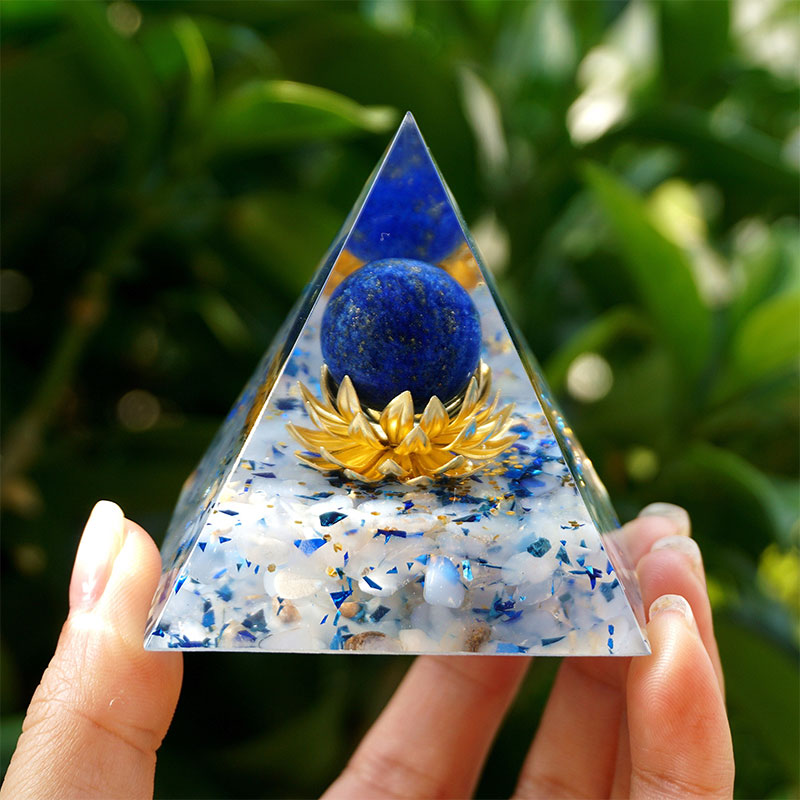 Olivenorma The Calm Power Piramide di Orgone Lapislazzuli e Calcedonio Blu 