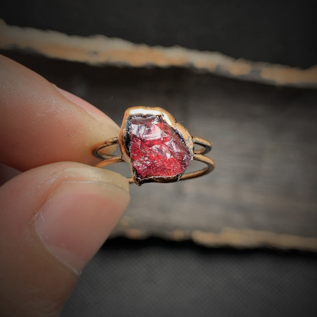Anello regolabile Olivenorma con dodici pietre portafortuna in pietra grezza irregolare naturale 