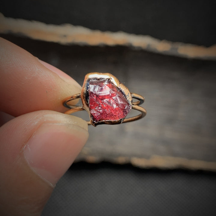 Anello regolabile Olivenorma con dodici pietre portafortuna in pietra grezza irregolare naturale 