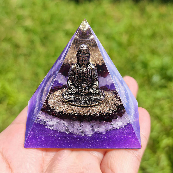 Granato Olivenorma con piramide di orgone di cristallo trasparente