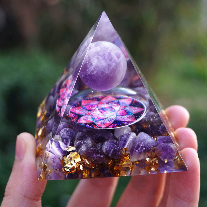 Sfera di ametista Olivenorma con cristalli di ametista Piramide di orgone 