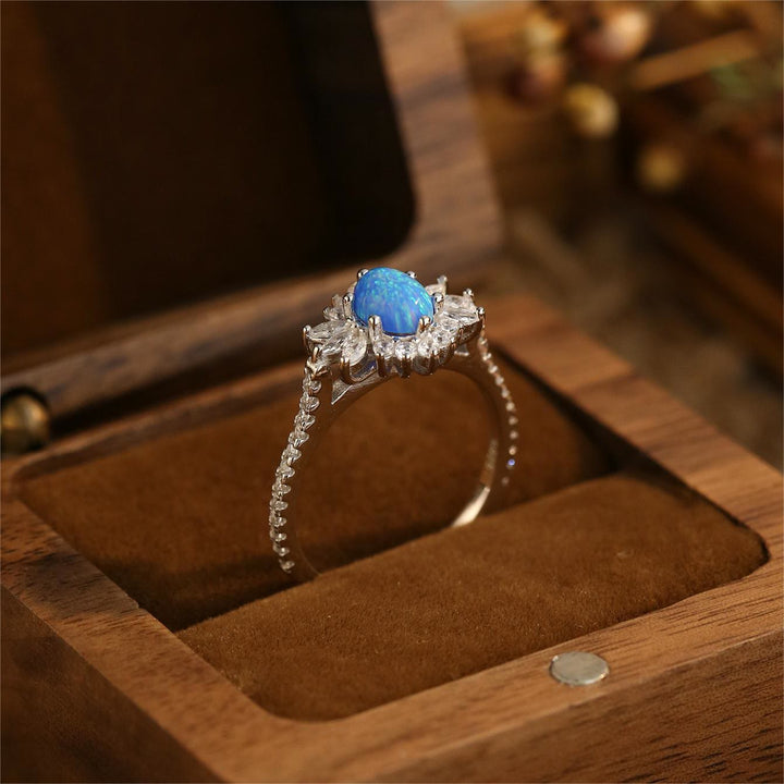 Anello Olivenorma in argento 925 con design a girasole bianco e blu opale 