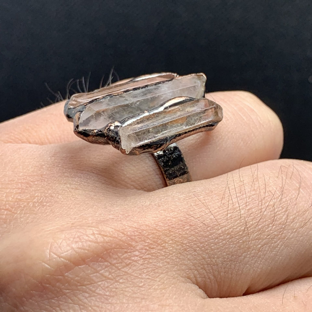 Anello regolabile con combinazione tripla irregolare in quarzo ialino naturale Olivenorma
