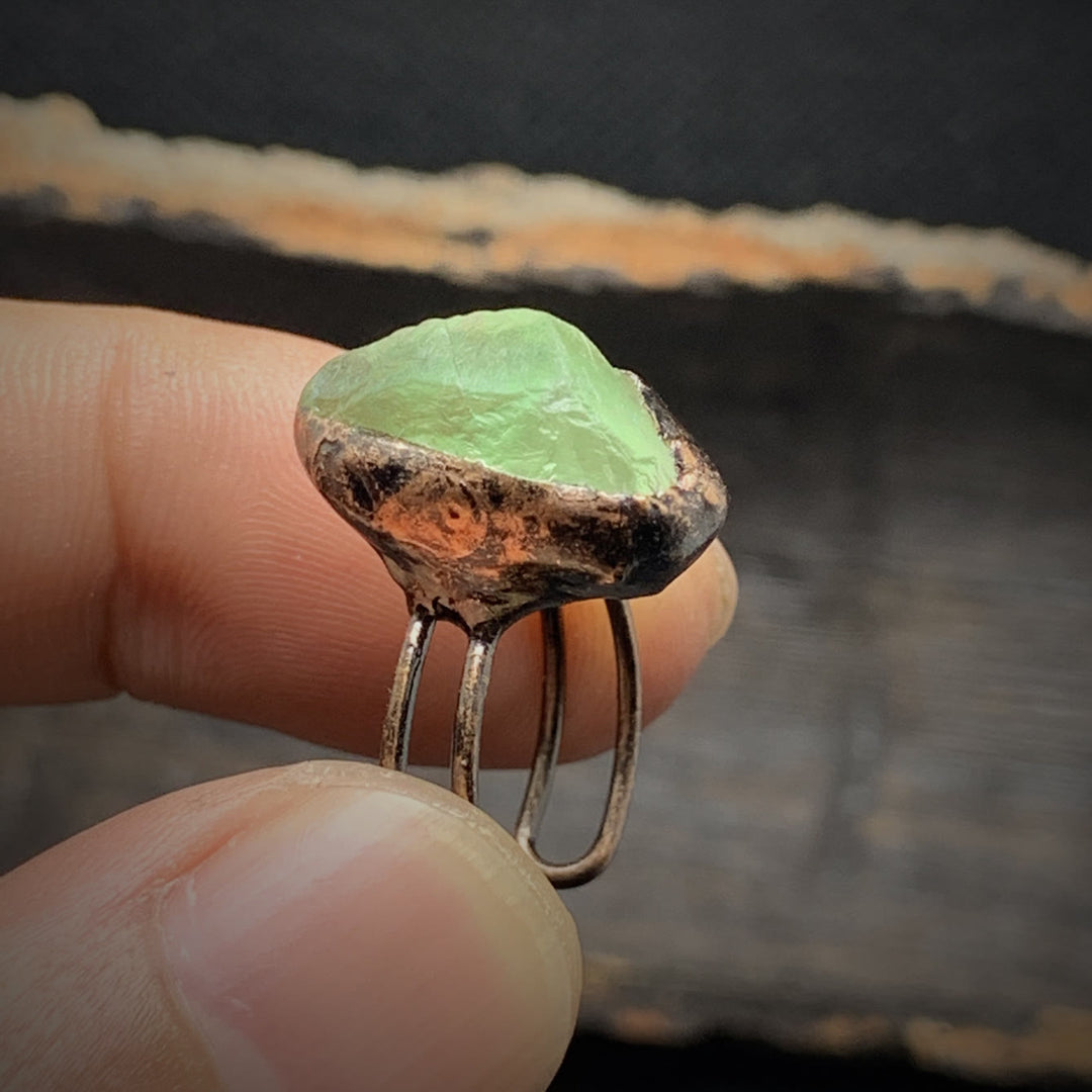 Anello regolabile Olivenorma con dodici pietre portafortuna in pietra grezza irregolare naturale 