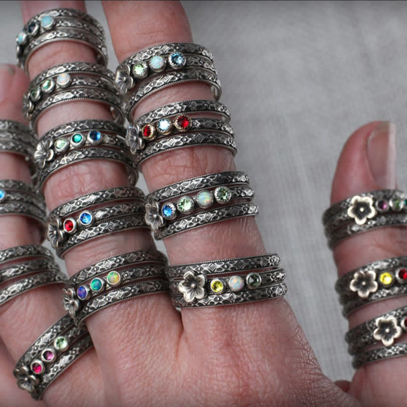 Olivenorma Anello con pietre portafortuna personalizzate e incise a forma di fiore