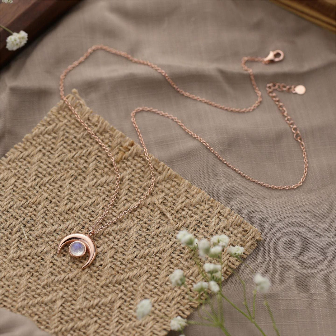 Collana con ciondolo a forma di luna in pietra di luna naturale Olivenorma