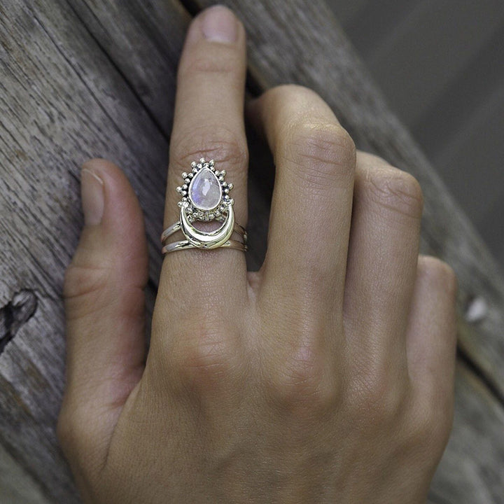 Anello con pietra di luna crescente