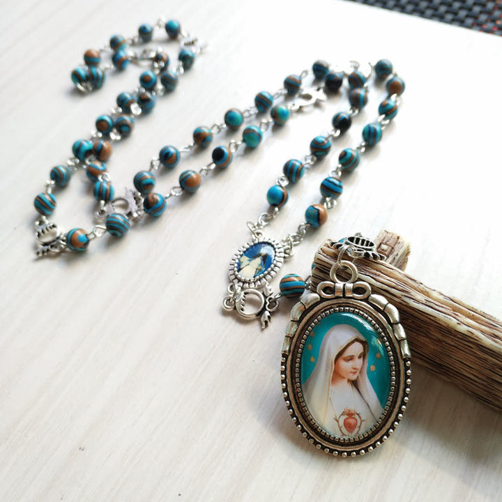 Collana con ciondolo a forma di medaglia sacra della signora in malachite e azzurrite Olivenorma