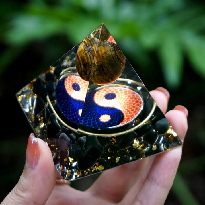 Sfera di occhio di tigre Olivenorma con piramide di ossidiana Reki Orgone