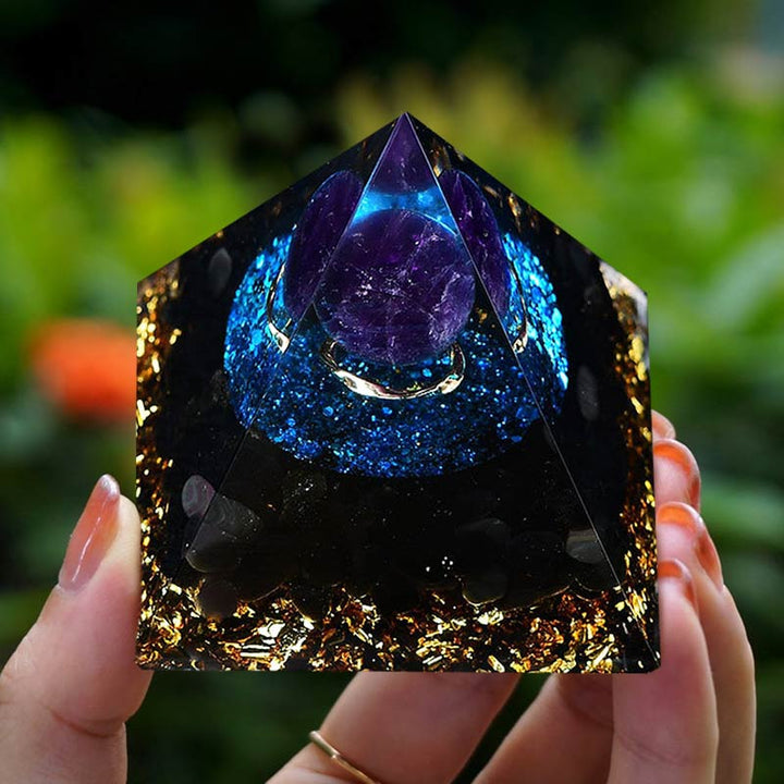 Sfera di ametista Olivenorma con piramide di quarzo blu Reki Orgone 