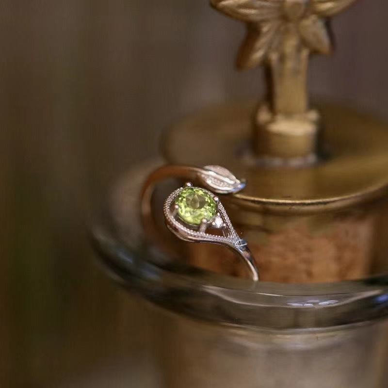 Anello Olivenorma Vintage con foglia di peridoto delicato