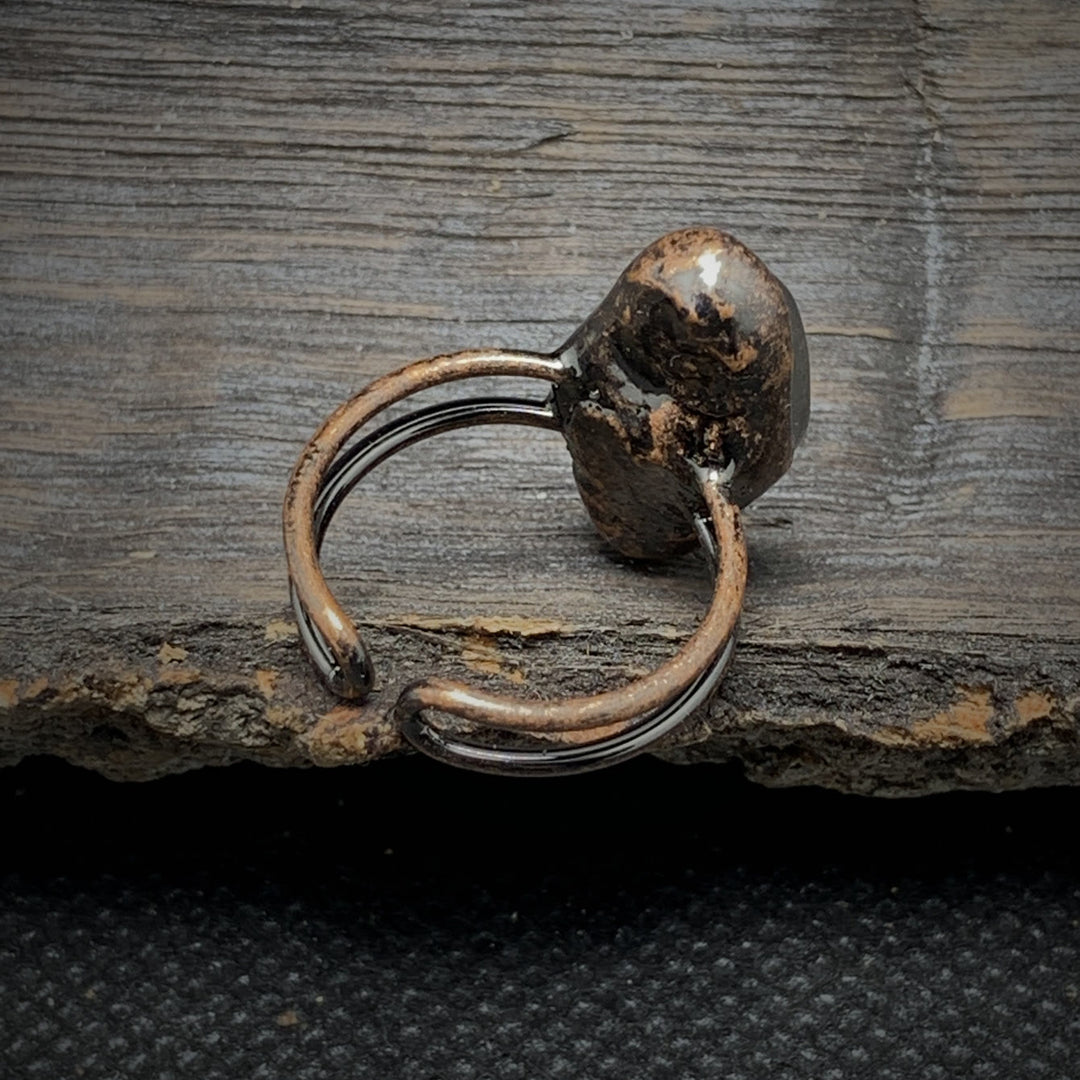 Anello regolabile Olivenorma con dodici pietre portafortuna in pietra grezza irregolare naturale 