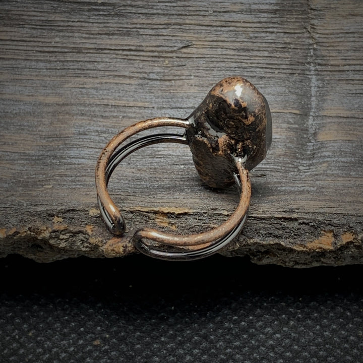 Anello regolabile Olivenorma con dodici pietre portafortuna in pietra grezza irregolare naturale 