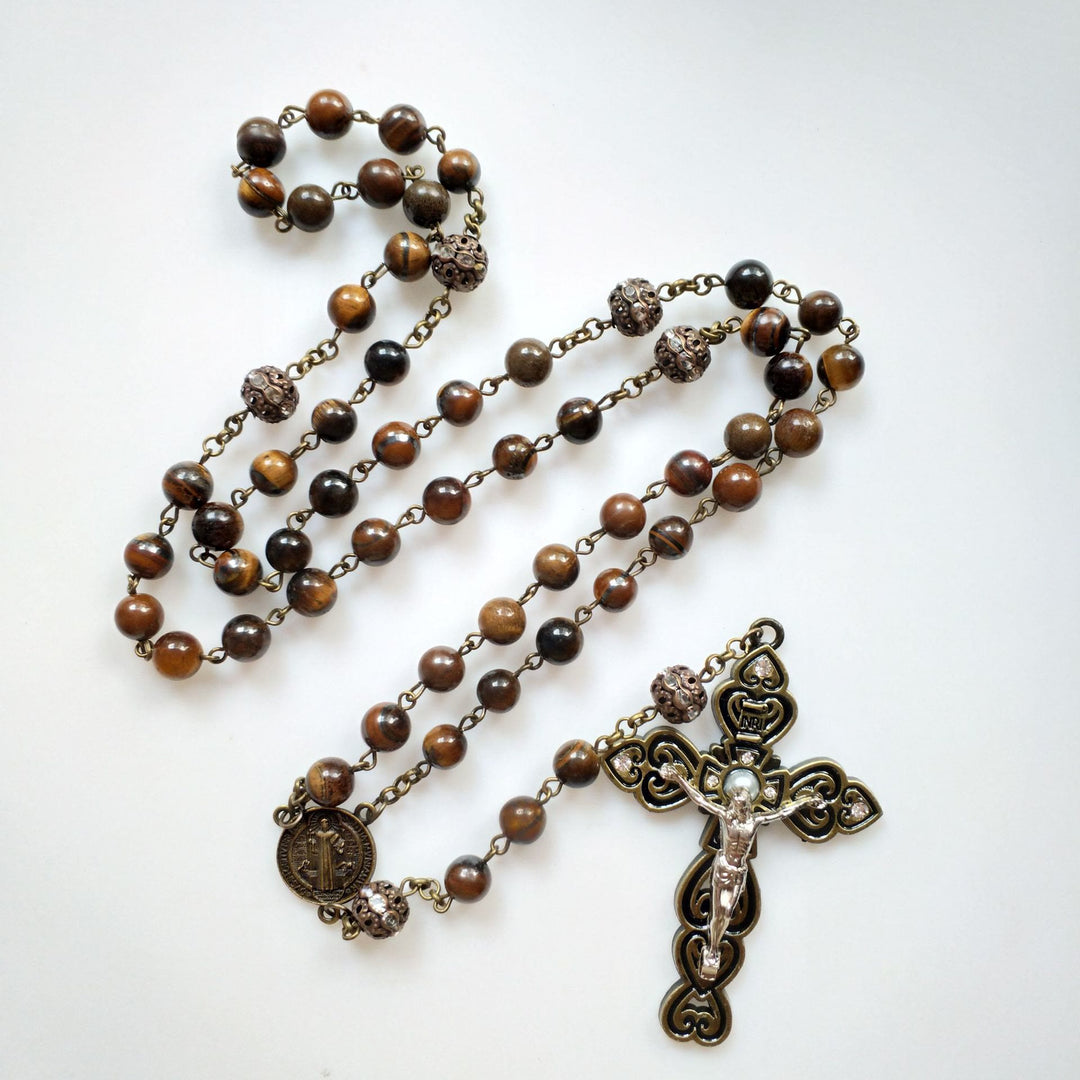 Collana rosario con ciondolo a croce in occhio di tigre di grado A di Olivenorma