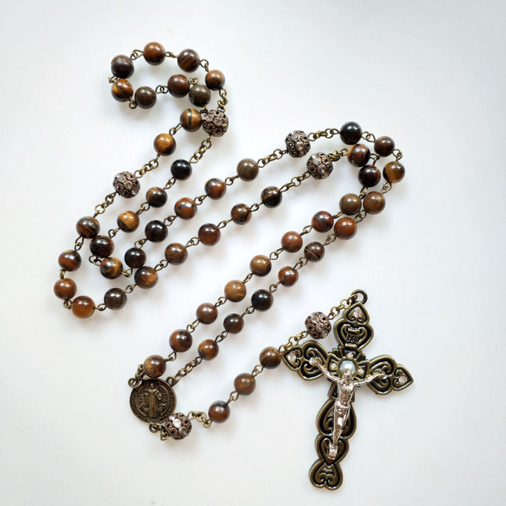 Collana rosario con ciondolo a croce in occhio di tigre di grado A di Olivenorma