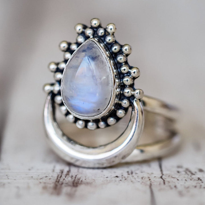 Anello con pietra di luna crescente