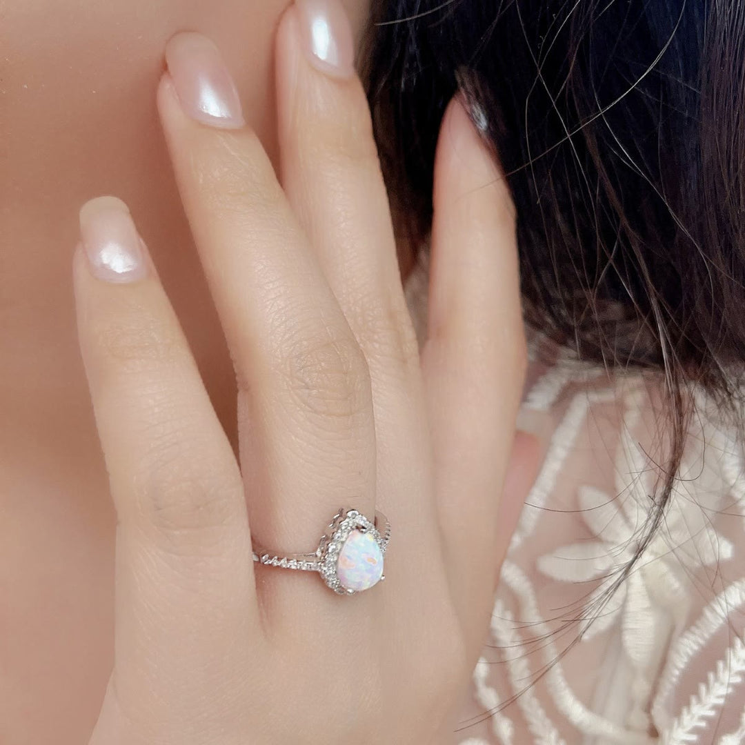 Anello di fidanzamento a tre punte con zircone bianco e opale a goccia Olivenorma 