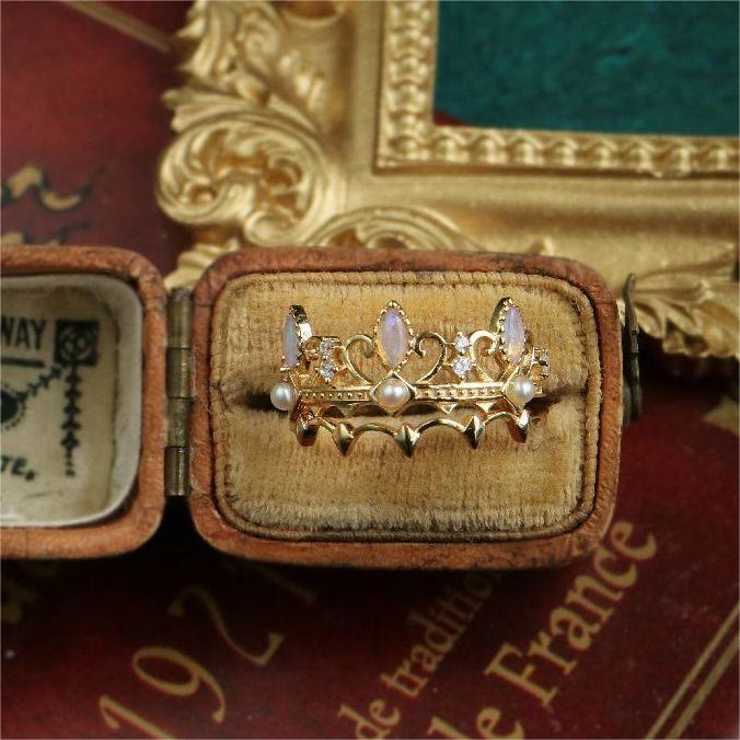 Anello con corona di Raperonzolo in perle d'acqua dolce e opalite Olivenorma 