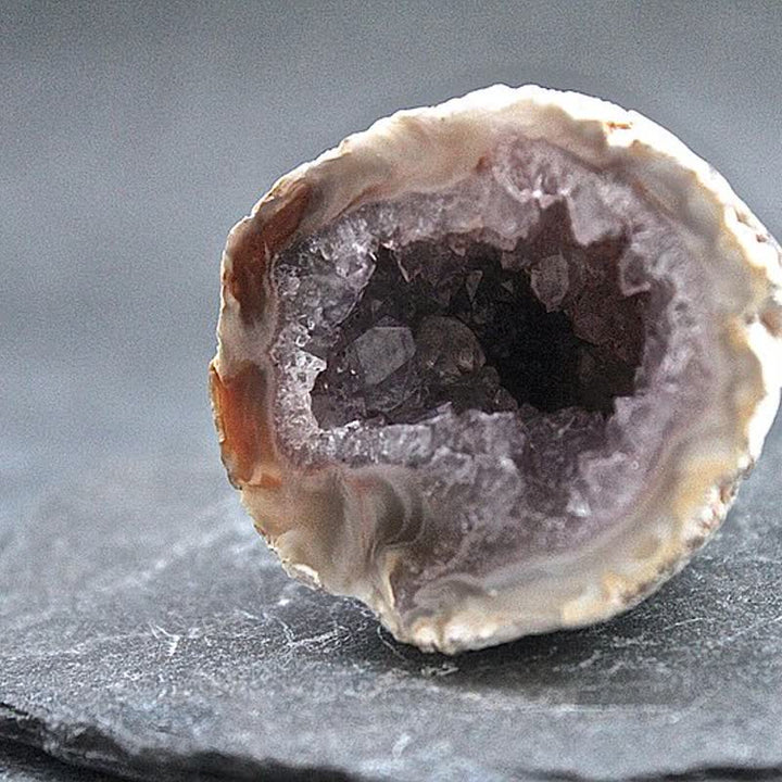Decorazione in pietra preziosa di roccia geode di ametista naturale Olivenorma