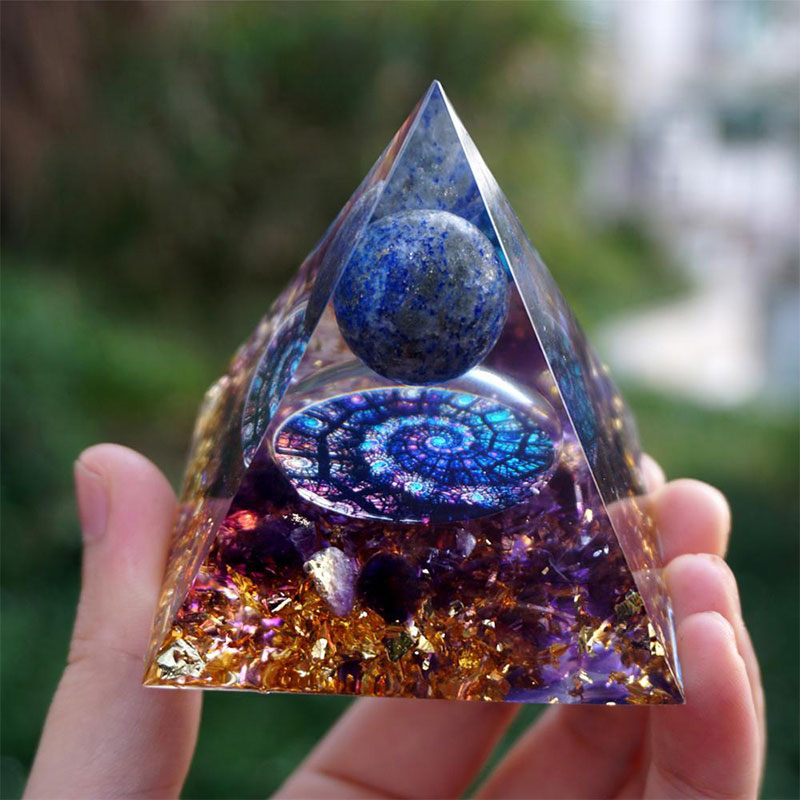 Sfera di lapislazzuli Olivenorma con piramide di orgone di ametista 