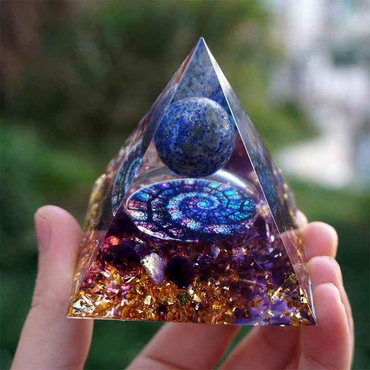 Sfera di lapislazzuli Olivenorma con piramide di orgone di ametista 