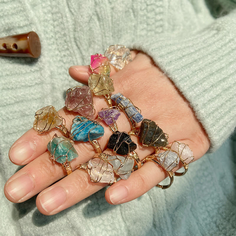 Anello con pietra preziosa naturale irregolare e ruvida Olivenorma